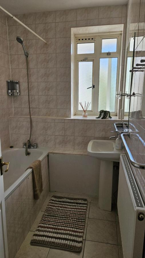 Spacious Two Bedroom Apartment In Battersea, Free Parking London Ngoại thất bức ảnh